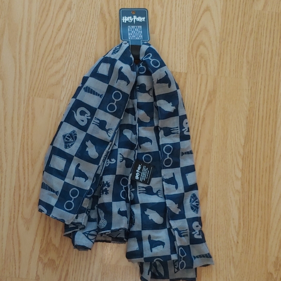 Hot Topic Accessories - Bioworld Harry Potter Themed Scarf